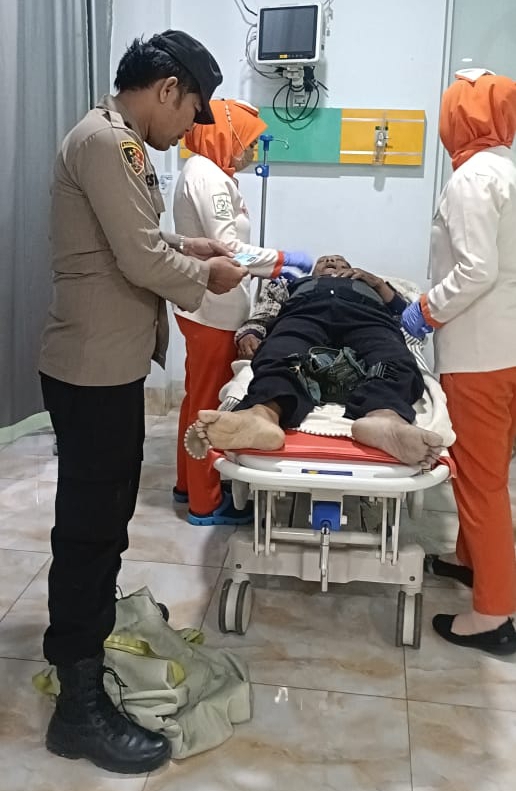 Aksi Sigap Bhabinkamtibmas Polsek Gebang Evakuasi Korban Kecelakaan Lalulintas di Jalan Medan Banda Aceh