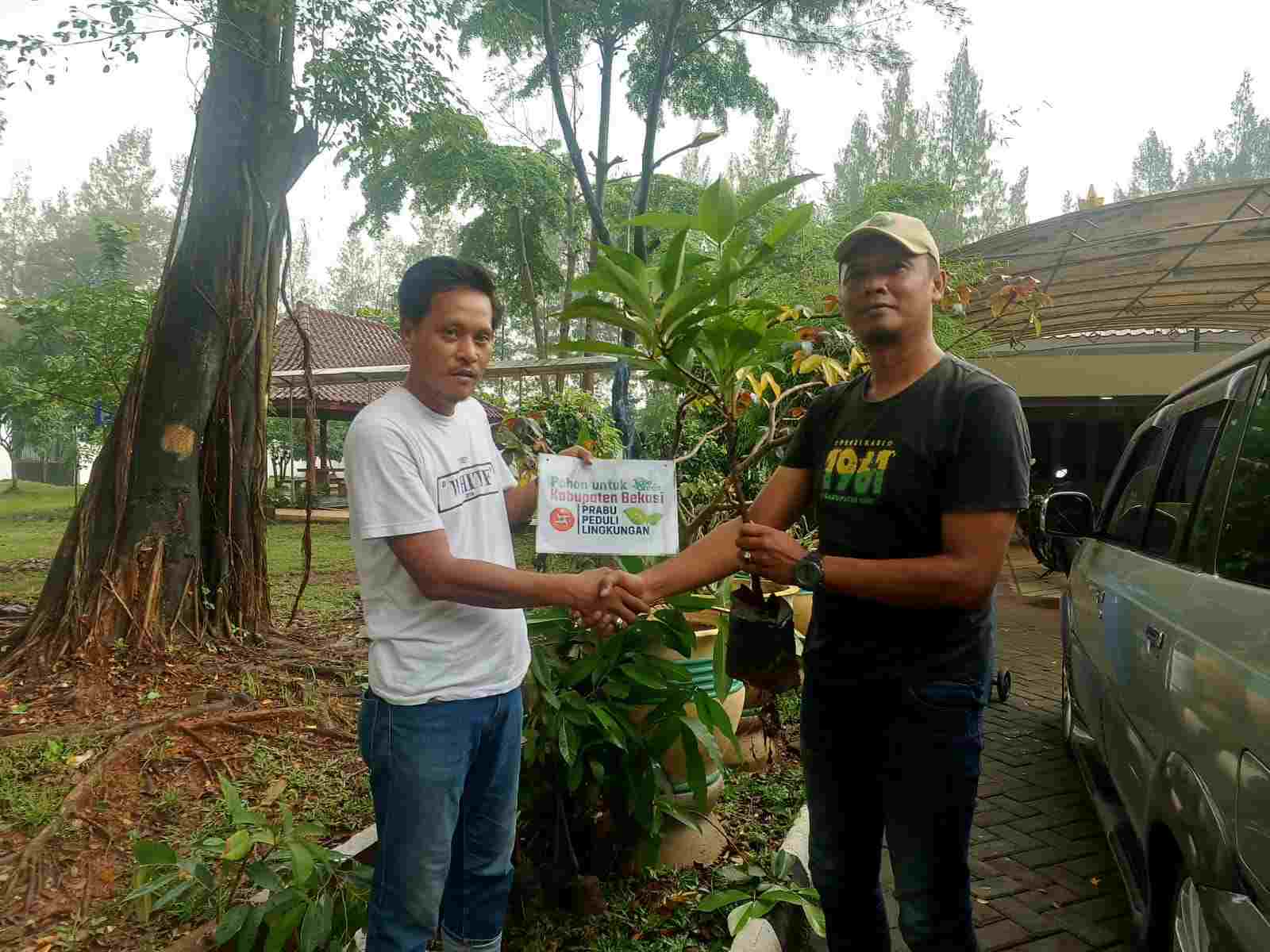 Hadiah Puluan  Bibit Pohon Buah untuk  Wakil Bupati Bekasi dari  Prabu Peduli Lingkungan