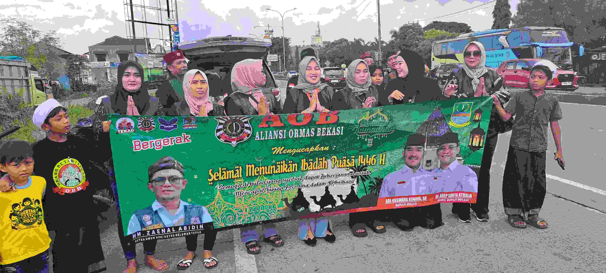 Srikandi AOB Berbagi Takjil di Pertigaan Tol Cibtung 