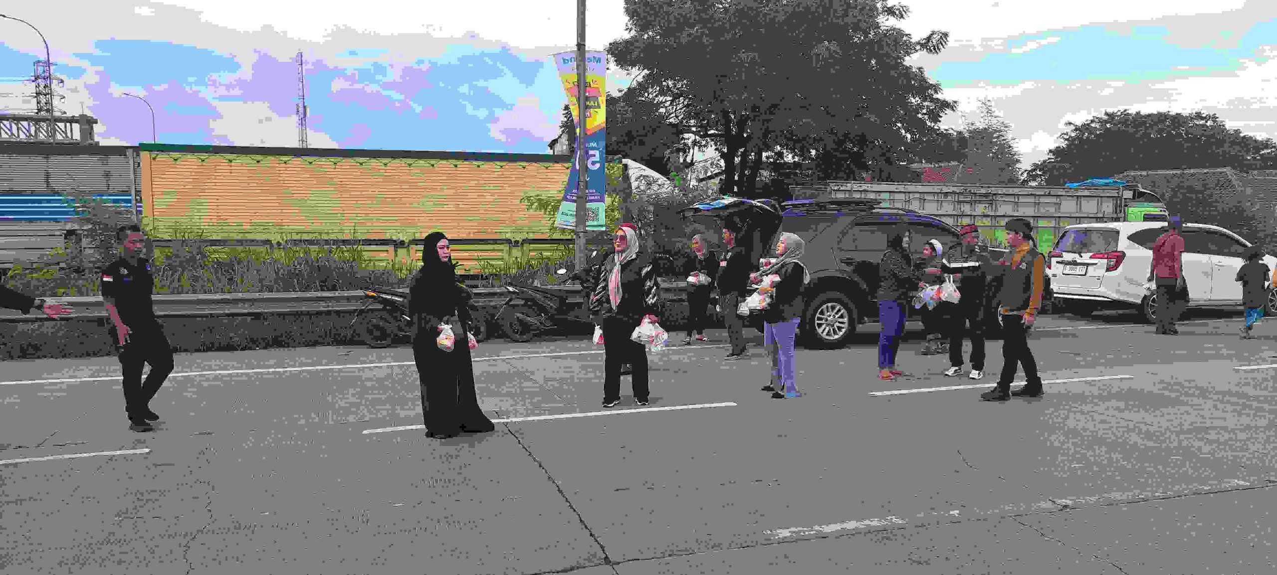 Keterangan foto: Srikandi AOB Berbagi Takjil di Pertigaan Tol Cibtung, Minggu, 9/3/2025.