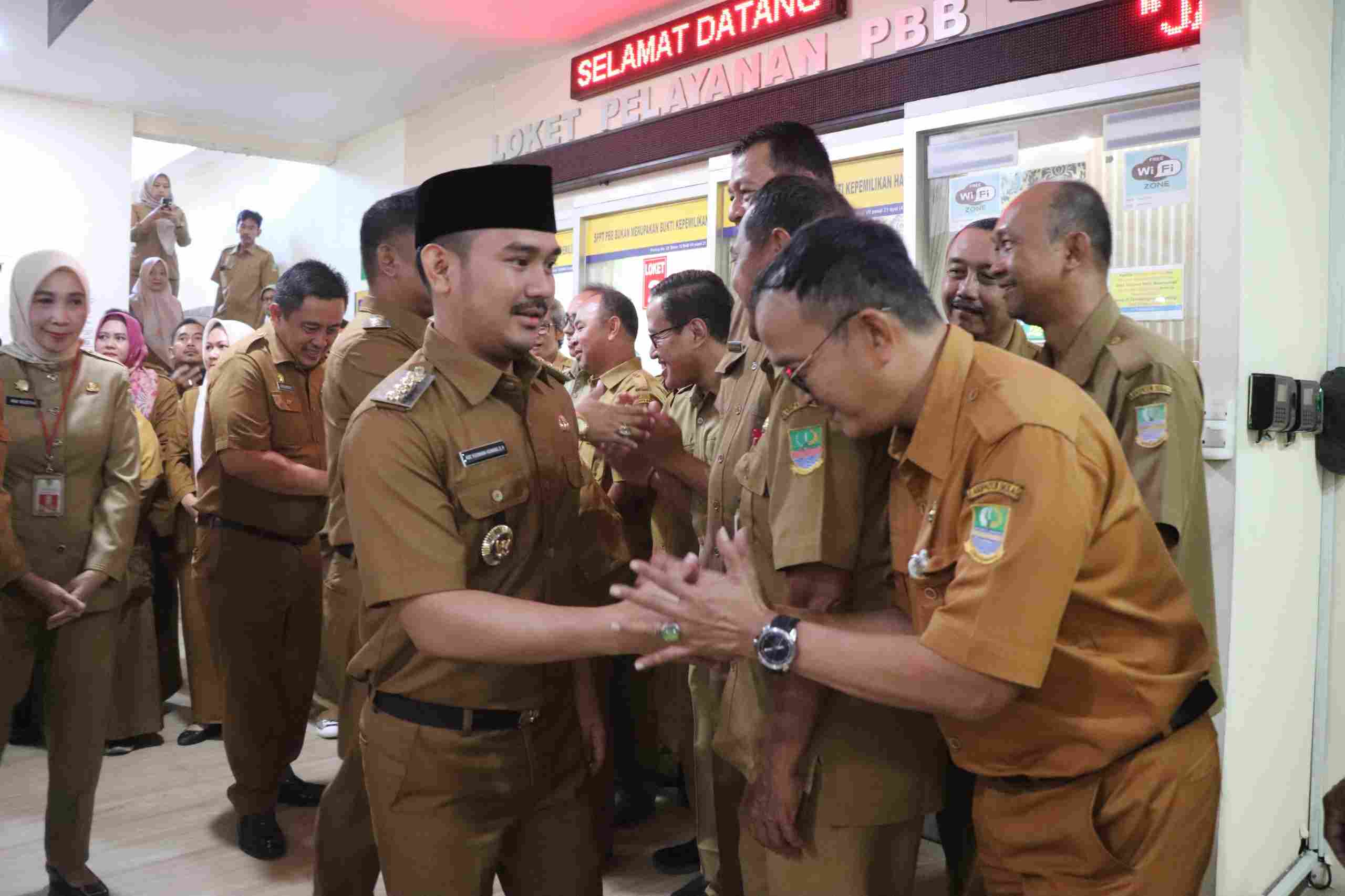 Dihari Pertama Bertugas Bupati dan Wakil Bupati Bekasi Pimpin Apel Perdana dan Tinjau Pelayanan Publik 1 Keterangan foto : Bupati dan Wakil Bupati Bekasi di dampingi Sekda pantau layanan Publik , Senin, 03/02/2025.