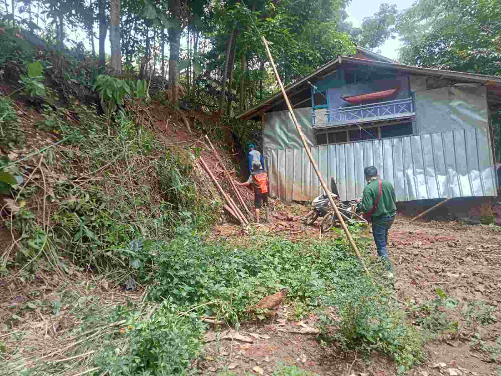 Puluhan Rumah di Kampung Patok Beusi Terkena  Longsor Akibat Hujan Deras, Warga Diminta Waspada