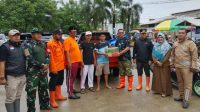 Wabup Asep Suryaatmaja Sambangi Warga Perumahan yang Terdampak Banjir Wabup Asep Suryaatmaja Sambangi Warga Perumahan yang Terdampak Banjir