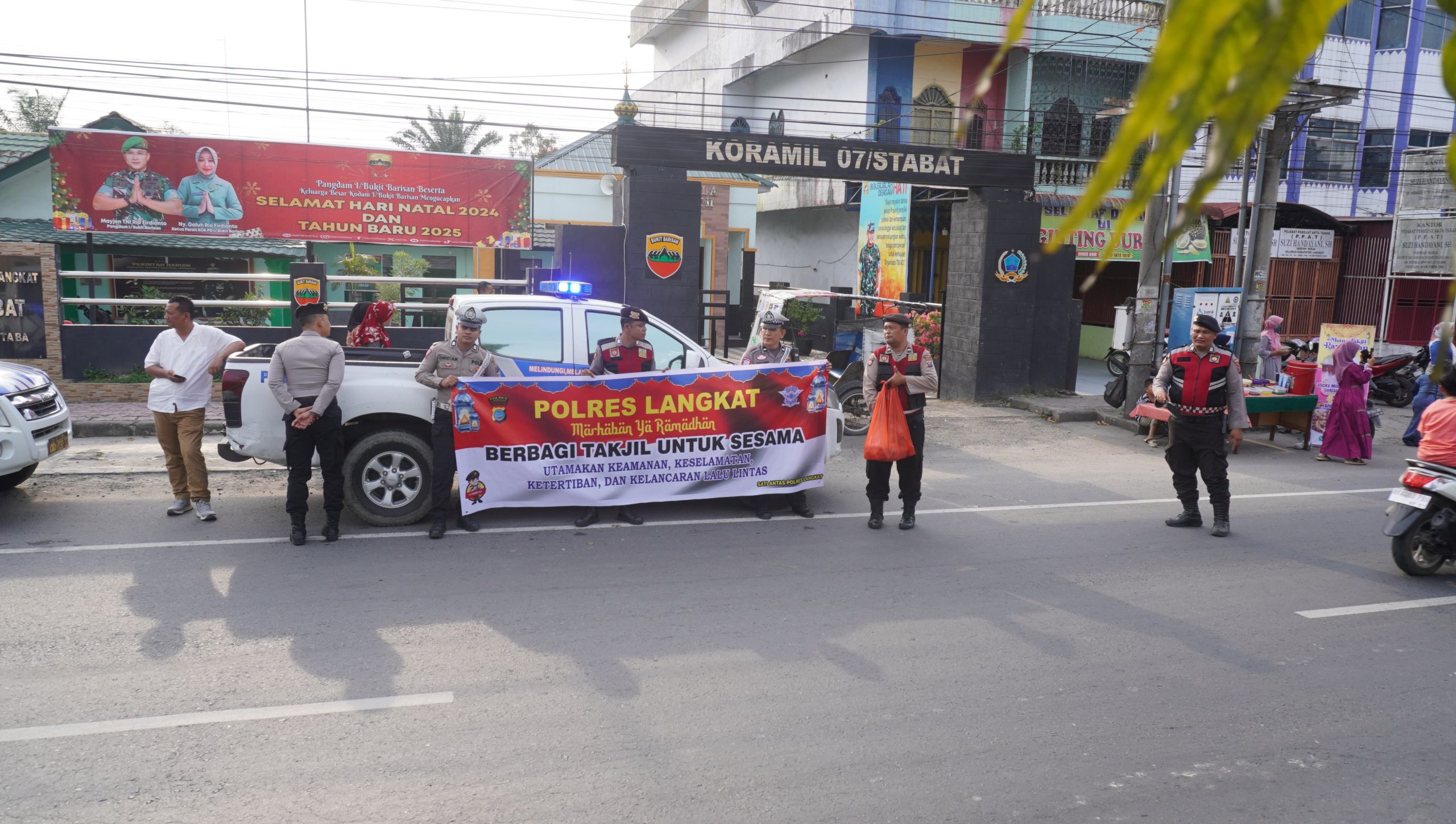 Hangatnya Berbagi di Bulan Suci Ramadhan,Polres Langkat Bagikan Takjil kepada  Masyarakat