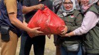 Wiwiek Hargono Gercep Bantu Salurkan Makanan Siap Saji Untuk Korban Banjir Wiwiek Hargono Gercep Bantu Salurkan Makanan Siap Saji Untuk Korban Banjir