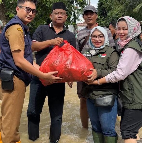 Wiwiek Hargono Gercep Bantu Salurkan Makanan Siap Saji Untuk Korban Banjir