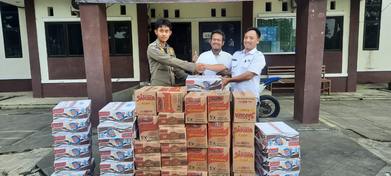 Dinas Koperasi UKM Kabupaten Bekasi Salurkan Sembako untuk Warga Terdampak Banjir di Cibarusah