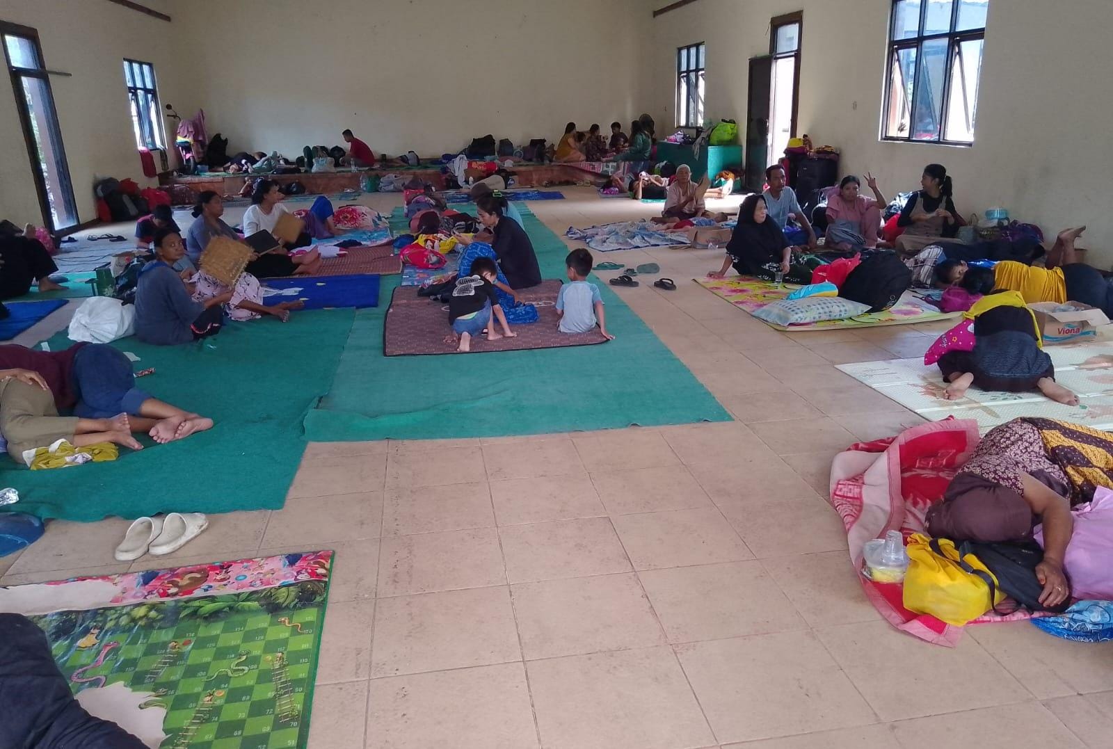 Keterangan foto: Pengungsi warga terdampak banjir di Kedungwaringin 