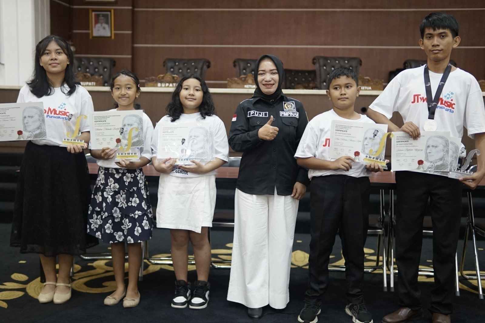 Pelajar SD dan SMP Peraih Medali Emas Juara Internasional Musik Klasik Beruadensi dengan Ketua DPRD Purwakarta