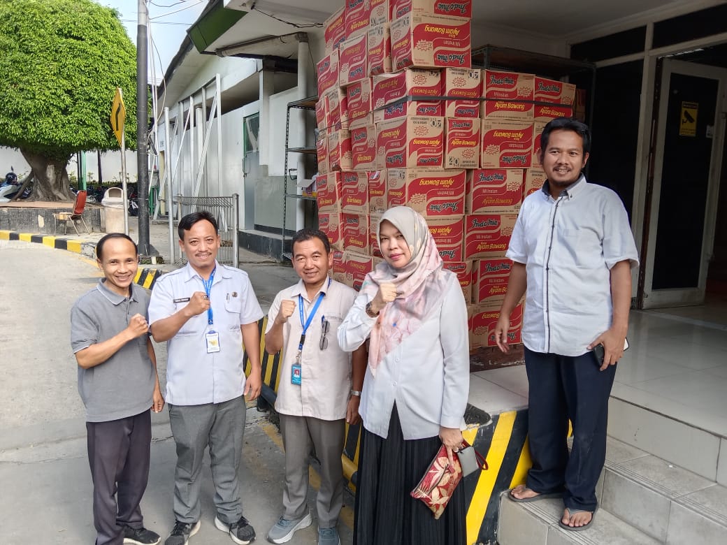 Keterangan foto: Hj.Ida Farida Kepala Dinas Koperasi UKM KabKabupaten Bekasi memesan Miie Instan di Koperasi Mitra Sejahtera PT.Indofood pada Rabu, 05/03/2025.(ft: DR)