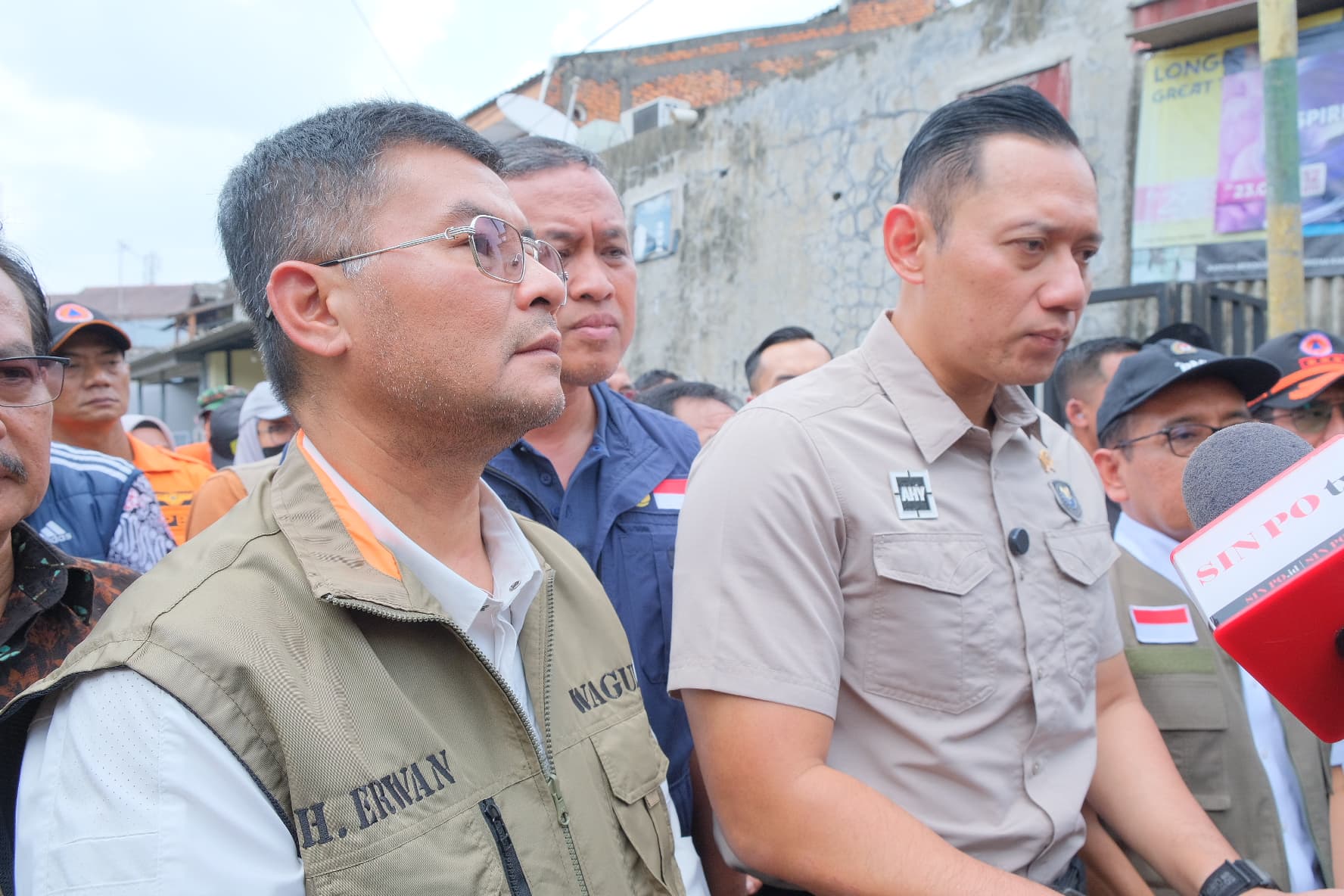 Sambangi Warga Terdampak Banjir di Bekasi, Wagub Erwan Setiawan Pastikan Penanganan Berjalan Baik