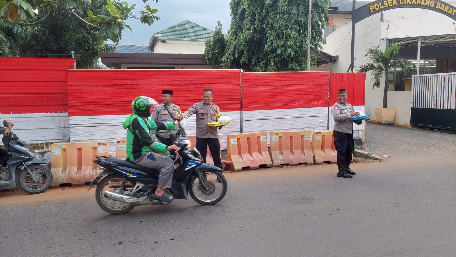 Berbagi berkah Ramadhan Polsek Cikarang Barat, Bagikan Takjil Gratis Kepada Pengguna Jalan