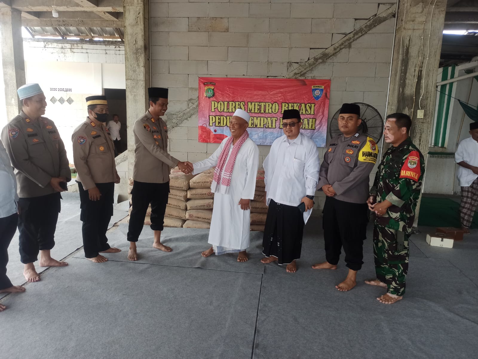 Berikan Bantuan untuk Pembangunan Tempat Ibadah, Polsek Cikarang Barat gelar Safari Jumat Kamtibmas
