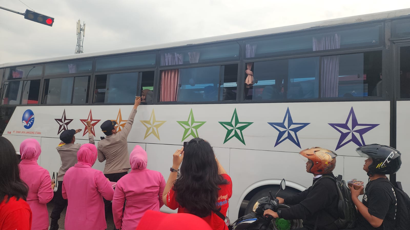 Gandeng Ranting Bhayangkari, Polsek Cikarang Barat Bagikan Takjil Gratis Kepada Masyarakat
