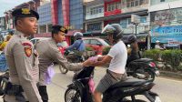 Satuan Samapta Polres Melawi Bersama Komunitas Running Memberikan Takjil