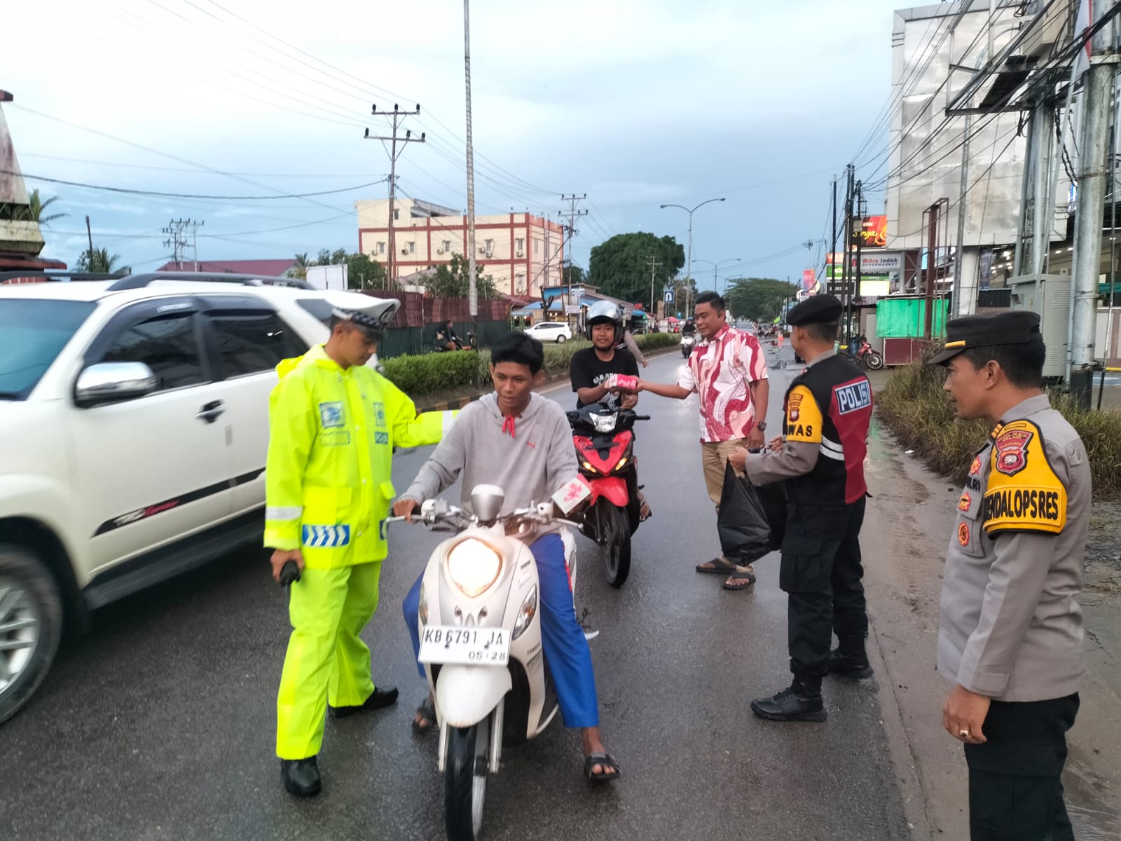 Kabag Ops Pimpin Pembagian Takjil Polres Melawi