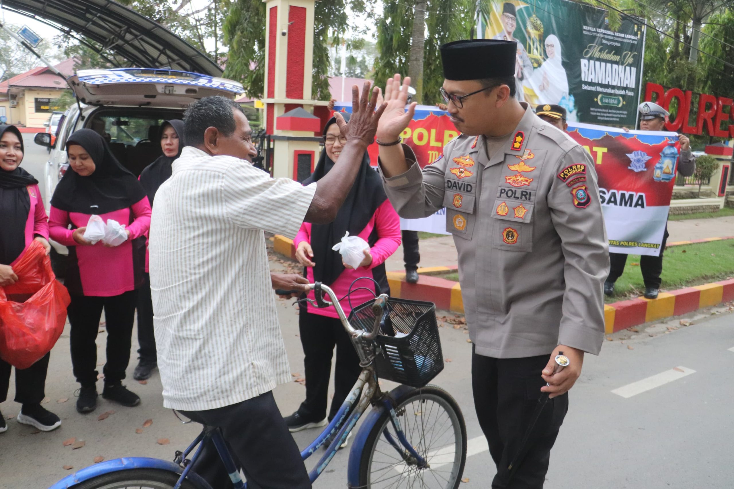 1 Hari ,1 Kebaikan! Kapolres Langkat & Bayangkari  Berbagi Takjil untuk Sesama