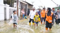 Sambangi Warga Terdampak Banjir di Bekasi, Wagub Erwan Setiawan Pastikan Penanganan Berjalan Baik