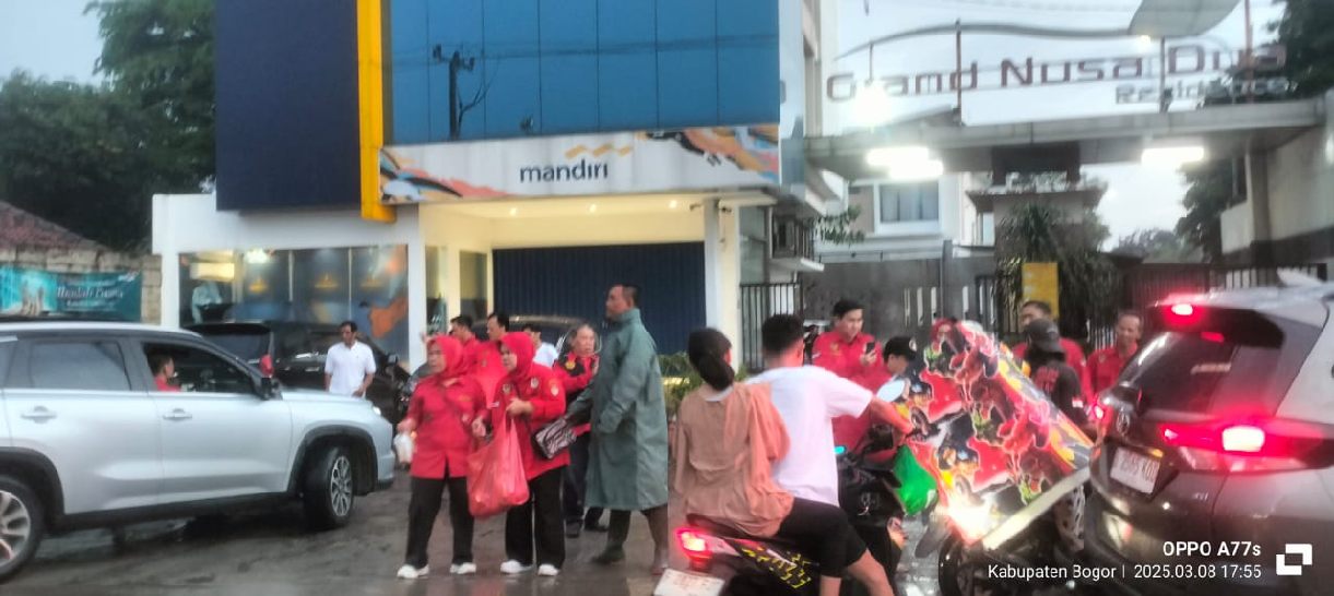 Setya kita Pancasila Bersama Bimaspol dan Babinsa Bersatupadu Berikan Bantuan 600 Paket Makanan di Wilayah Terdampak Banjir