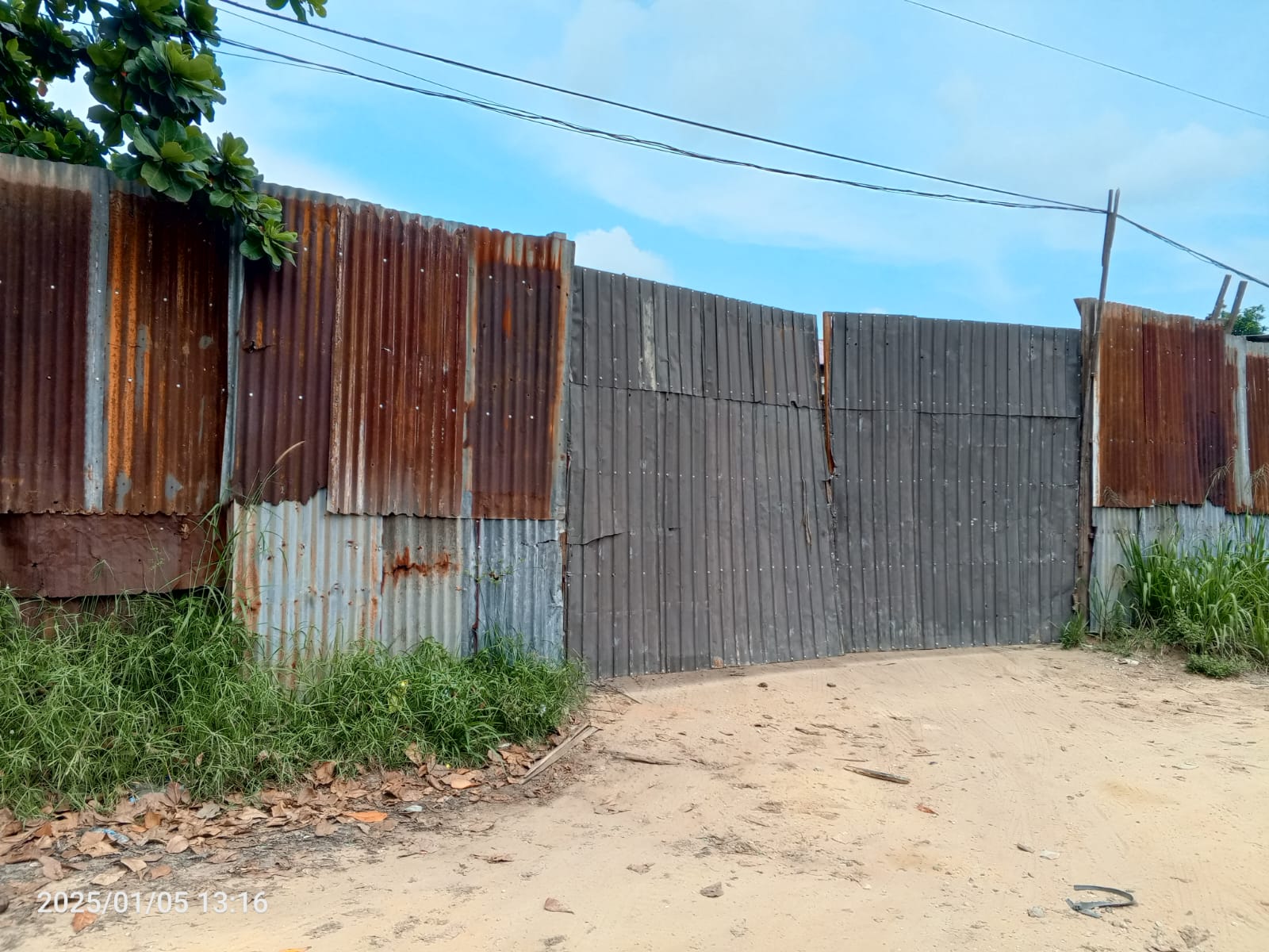 Keterangan foto; Merasa Kebal Hukum Gudang BBM Solar Ilegal Frans Gultom Beroperasi dan Buka Kembali