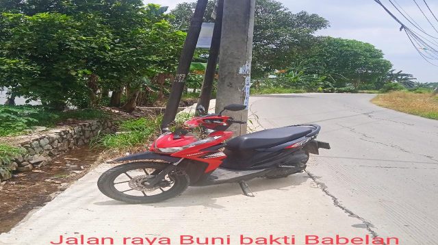 Banyak Tiang Listrik Berdiri  Ditengah Jalan di Wilayah Kabupaten Bekasi, Rawan  Kecelakan  Pengguna Jalan 