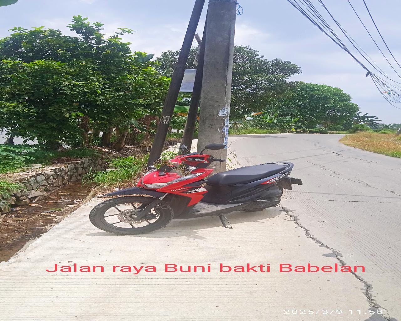 Banyak Tiang Listrik Berdiri  Ditengah Jalan di Wilayah Kabupaten Bekasi, Rawan  Kecelakan  Pengguna Jalan 