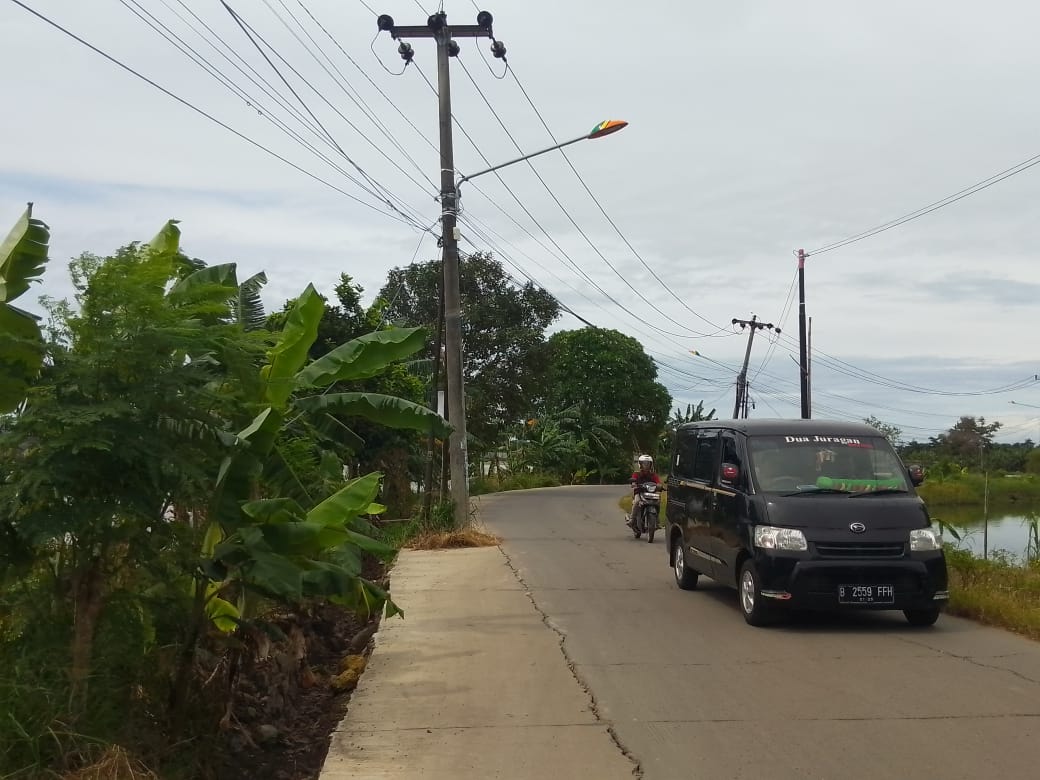 Keterangan foto: Tiang Listrik Berdiri ditengah Jalan wilayah Desa Bunibakti Babelan Kabupaten Bekasi.