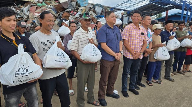 Polda Kalbar Salurkan 200 Paket Bansos Sembako Ramadhan untuk Buruh Bongkar Muat
