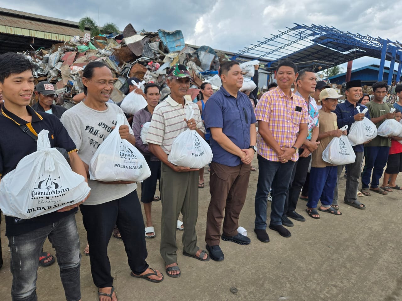 Polda Kalbar Salurkan 200 Paket Bansos Sembako Ramadhan untuk Buruh Bongkar Muat