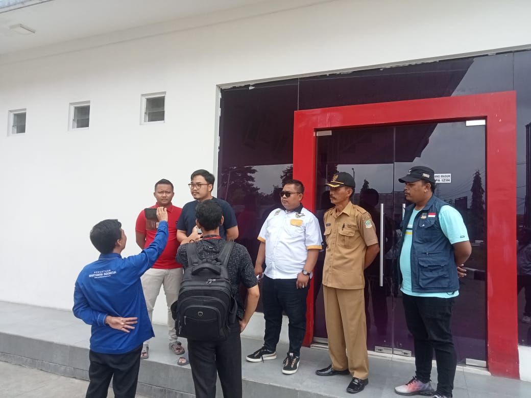 SPBU 34-17553 Karangsetia Diduga Tidak Mengantongi Izin Lengkap, LSM Garda Bekasi Akan Laporkan ke APH ? 1 Keterangan foto: Tim Investigasi LSM Garda Bekasi dalam kunjungan ke SPBU Karangsetia didampingi aparatur desa ,Senin (10/03/2025)