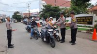 Kapolsek Kedungwaringin Beserta Anggota Berbagi Takjil Kepada Para Pengguna jalan