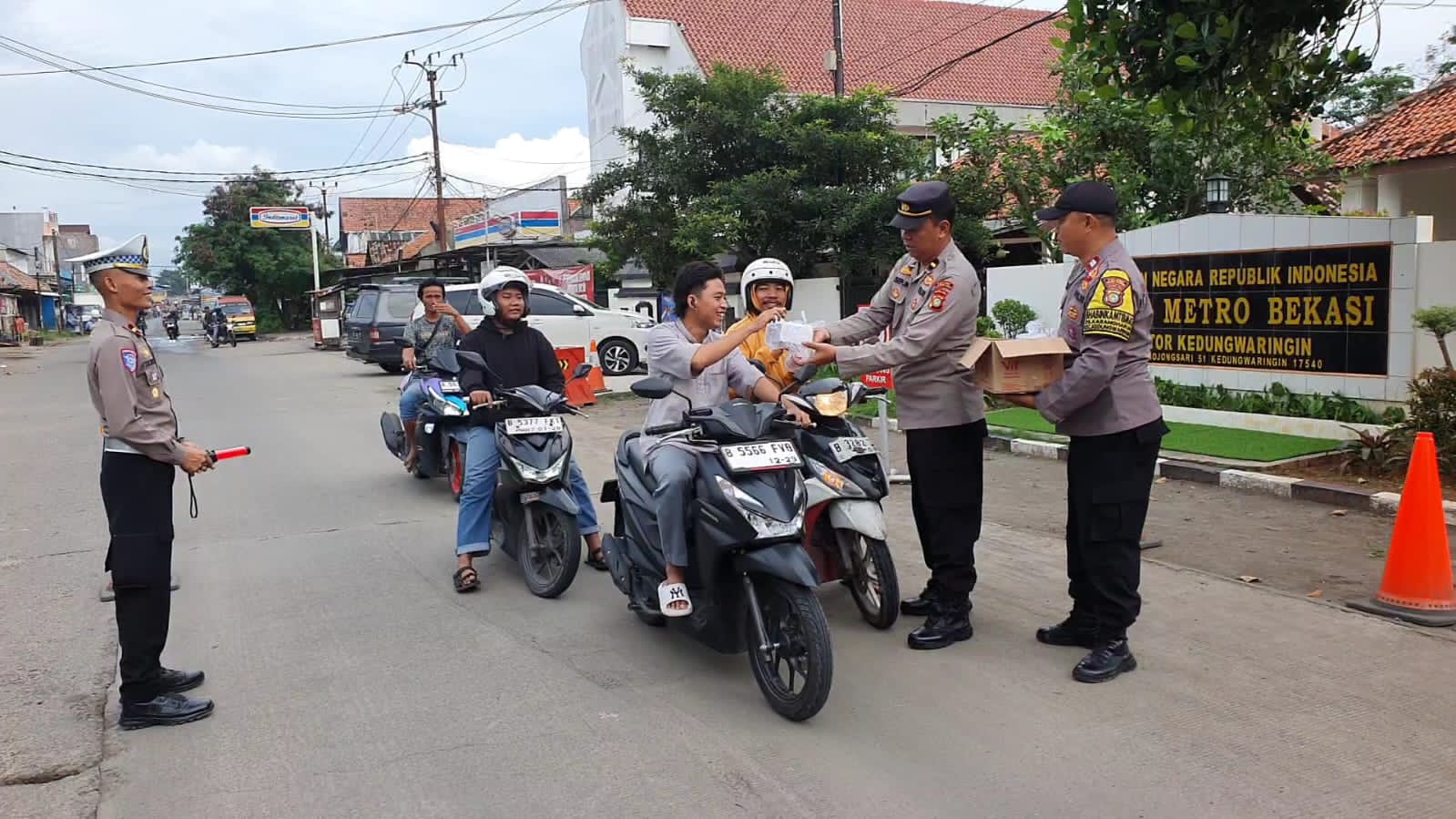 Kapolsek Kedungwaringin Beserta Anggota Berbagi Takjil Kepada Para Pengguna jalan