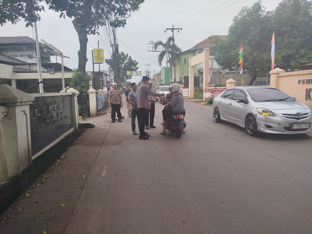 Polsek Setu Bagikan Puluhan Takjil Gratis kepada Pengguna Jalan dan Masyarakat