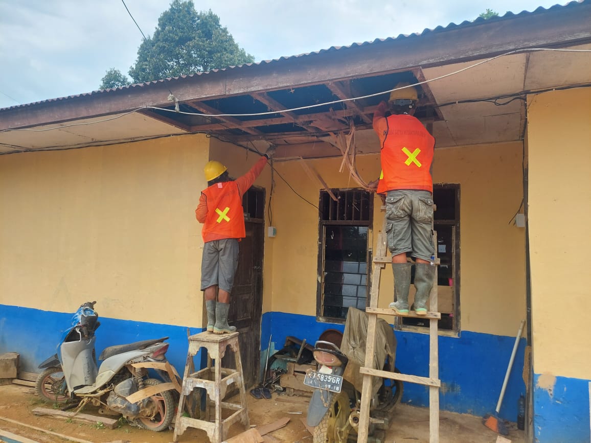 Perusahan PT. Dewata Sawit Nusantara Sigap Bedah Rumah Karyawan Dan Perbaikan  MCK