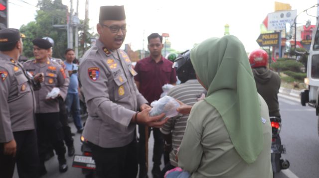 Kapolres Langkat Berbagi Takjil Berkah Ramadhan Terhadap Sesama