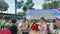 Polres Jakpus Bersama LSM IDR Berbagi Takjil Jelang Berbuka Puasa di Depan Stasiun Pasar Senen