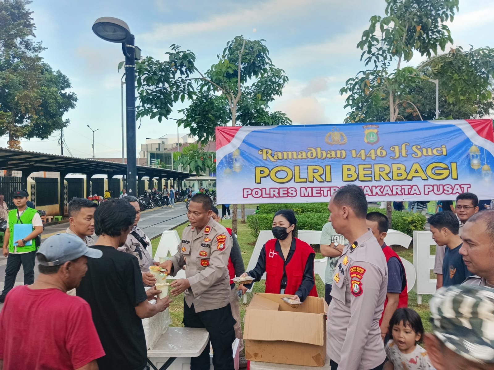 Polres Jakpus Bersama LSM IDR Berbagi Takjil Jelang Berbuka Puasa di Depan Stasiun Pasar Senen