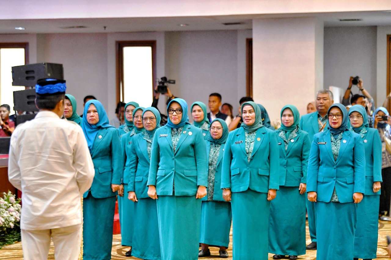 Keterangan foto: Keterangan foto: Gubernur Jawa Barat, Dedi Mulyadi, secara resmi mengukuhkan Ketua TP PKK Provinsi Jawa Barat serta melantik Pengurus TP PKK Jabar, di Gedung Dibaleka, Balai Kota Depok, Selasa (11/3/2025).