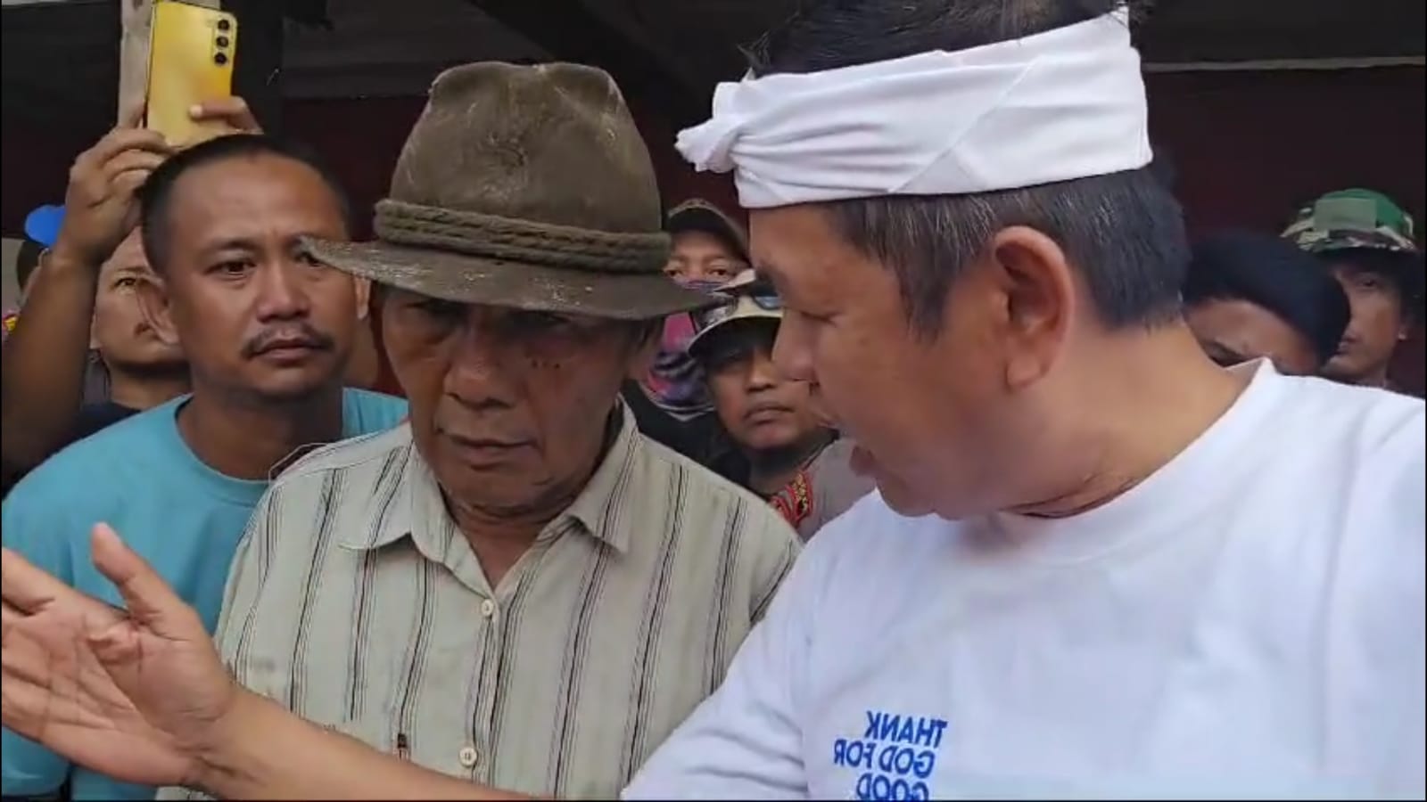 Kang Dedi Mulyadi Peduli Warga,Bongkar dan Menganti Bangli di Bantaran Desa Srijaya Bekasi