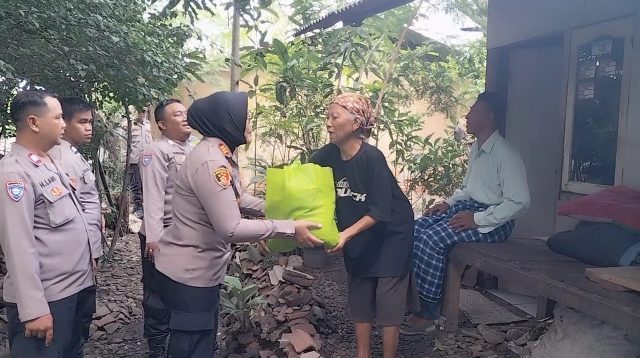 Bulan Ramadhan Penuh Berkah,Polsek Kedungwaringin Berikan Bansos Kepada Warga  Kurang Mampu dan yang Sedang Sakit 