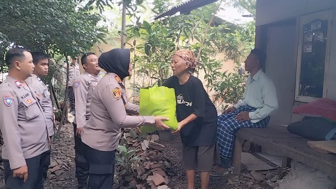Bulan Ramadhan Penuh Berkah,Polsek Kedungwaringin Berikan Bansos Kepada Warga  Kurang Mampu dan yang Sedang Sakit 