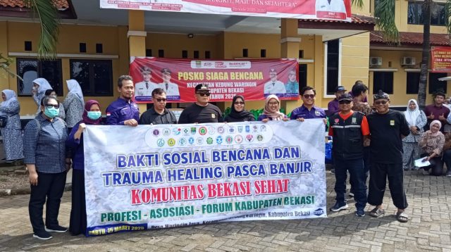 Dinkes Berikan Bansos Kepada Pemeritah Kecamatan Kedungwaringin untuk Bencana dan Trauma Healing Usai Banjir Melanda