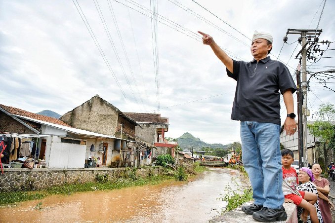 Sekda Jabar Tinjau Banjir Cimanggung, Tekankan Pencegahan dan Solusi