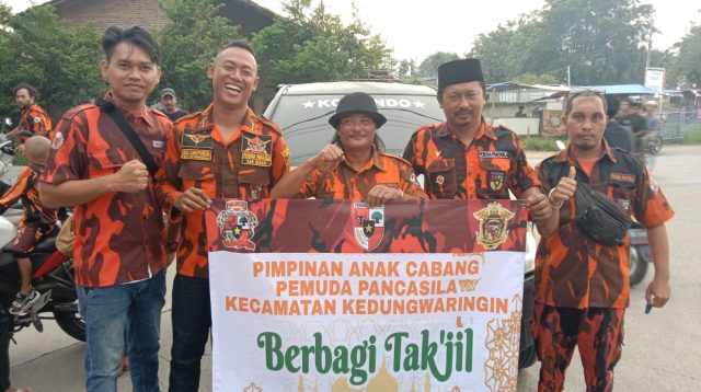 Berkah Dibulan Ramadhan, Dewan Pimpinan Anak Cabang PP Kedung Waringin Berbagikan Takjil Jelang Berbuka Puasa