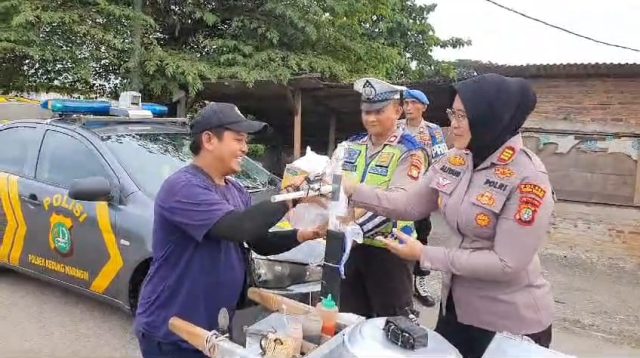 Polsek Kedung Waringin Bagikan Takjil, di Depan Pintu Kereta Api Stasiun Kedunggedeh
