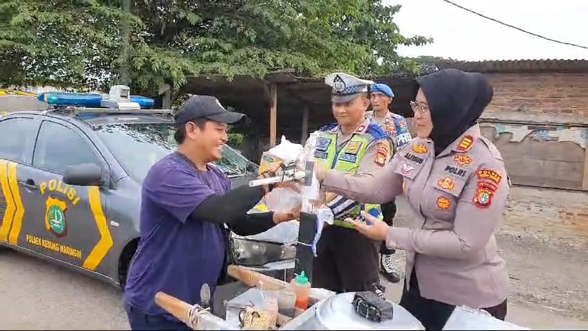 Polsek Kedung Waringin Bagikan Takjil, di Depan Pintu Kereta Api Stasiun Kedunggedeh