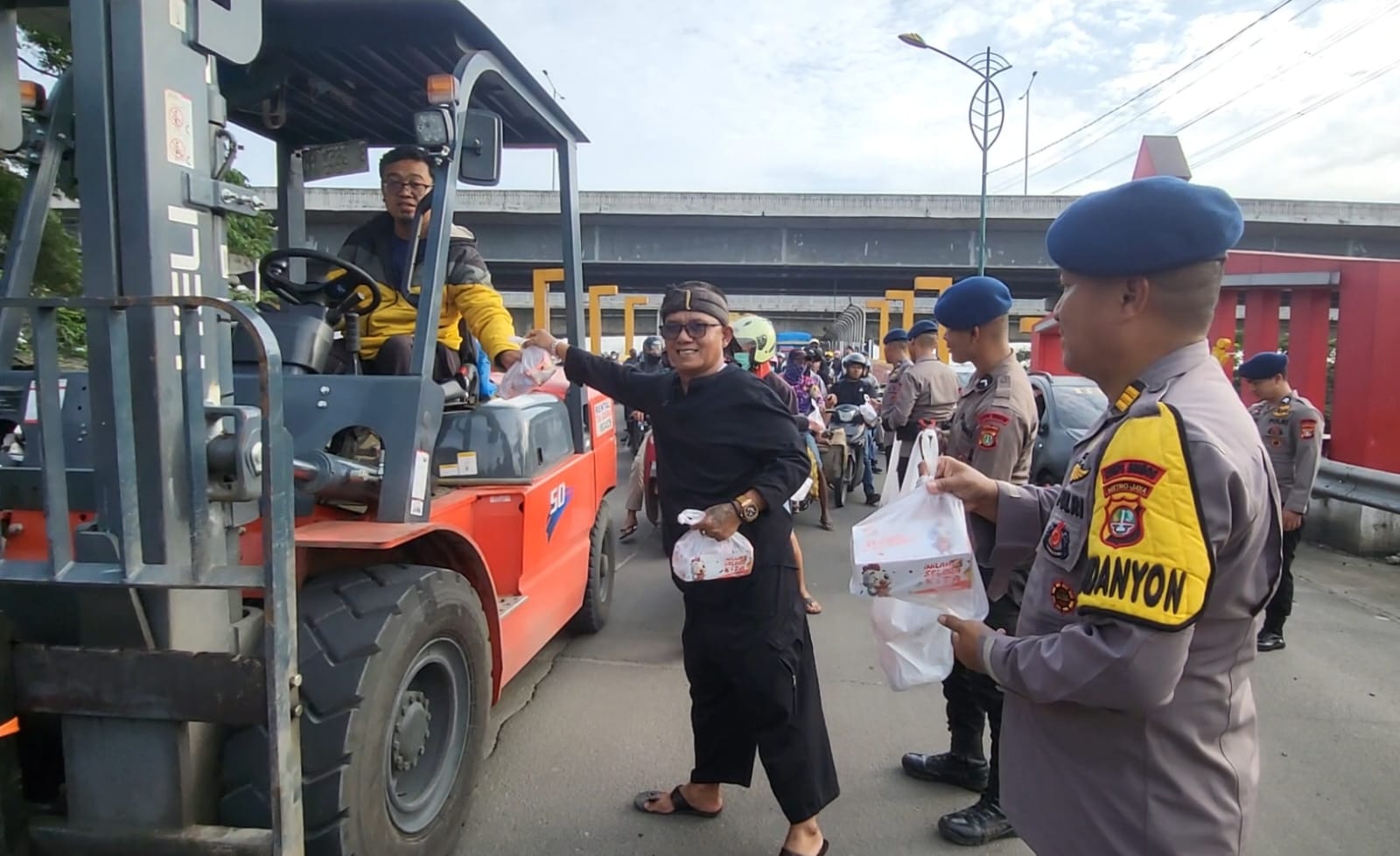 Berkah Ramadhan: AOB Bersama Batalyon D Pelopor Satbrimob Polda Metro Jaya Berbagi Takjil