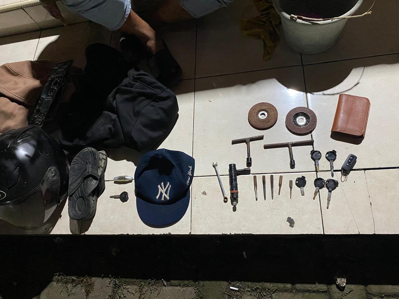 Melalui Rekaman CCTV  Polres Metro Bekasi Ungkap Kasus Pencurian Dua Pelaku Diamankan 