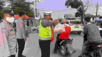 Takjil Berbuka Puasa Rutin di Berikan Polsek Tarumajaya Untuk Warga dan Pengguna Jalan