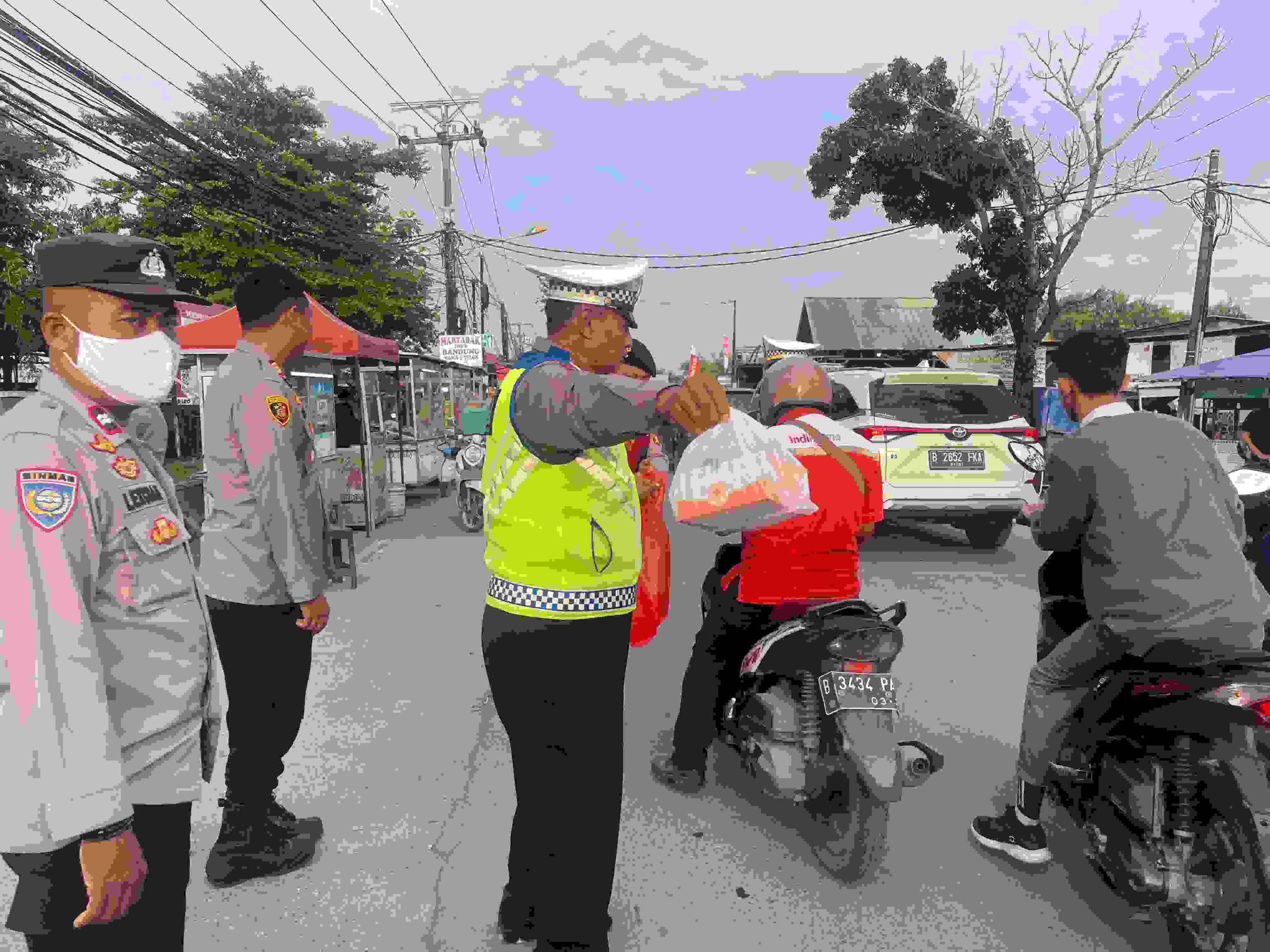 Takjil Berbuka Puasa Rutin di Berikan Polsek Tarumajaya Untuk Warga dan Pengguna Jalan